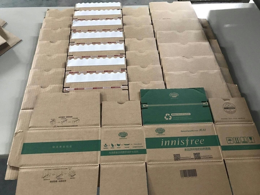 เครื่องติดกาวกล่องกระดาษขนาดเล็ก 380V AC 1300mm × 1050mm ใช้งานง่าย